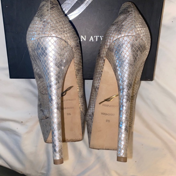 B Brian Atwood Babola Platform Silver Beige Snakeskin Pump 9.5 10 - Picture 4 of 6